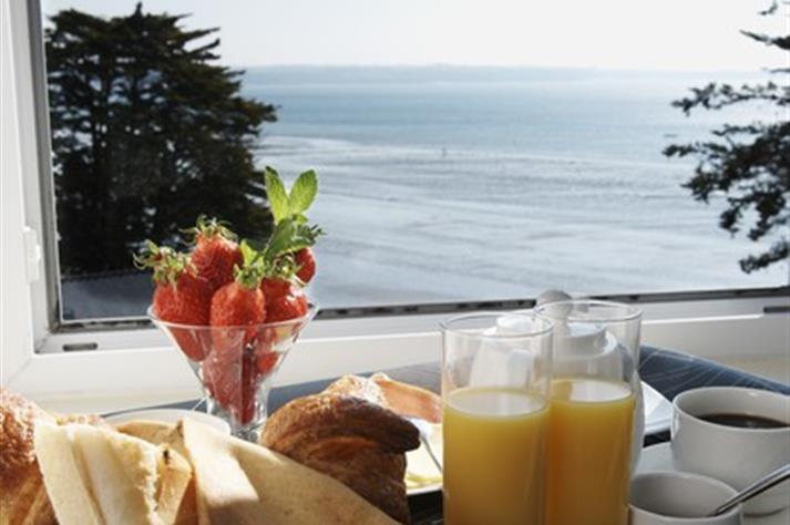 Breakfast facing the sea