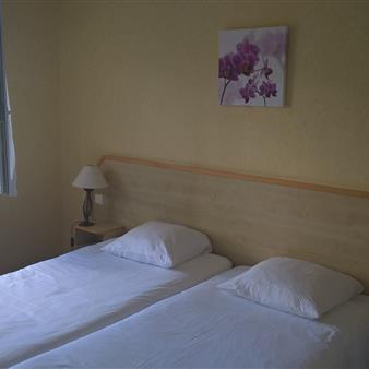 Twin bedded room overlooking the garden in Hotel Belle-Vue