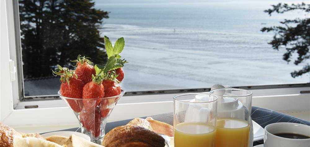 Breakfast in front of the sea